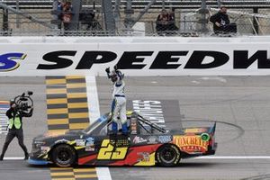 Race winner Brett Moffitt, GMS Racing, Chevrolet Silverado