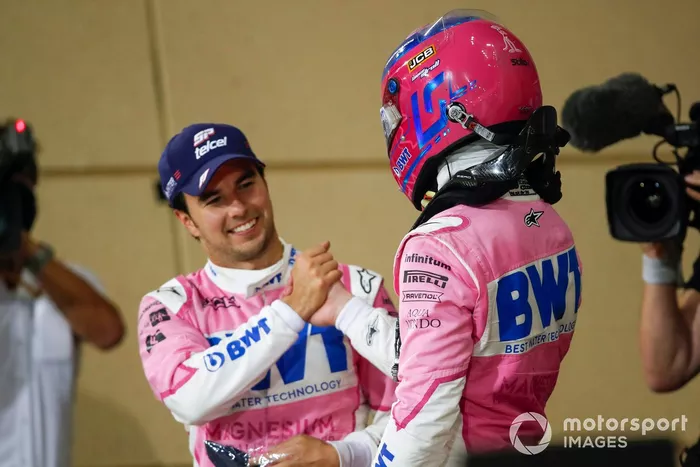 Ganador Sergio Pérez, Racing Point, y Lance Stroll, Racing Point, 3ª posición, se felicitan en Parc Ferme