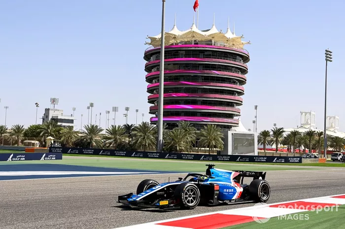 Guanyu Zhou, Uni-Virtuosi Racing