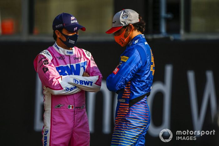 Sergio Pérez, Racing Point, y Lando Norris, McLaren durante la foto de grupo de los pilotos al final de la temporada 