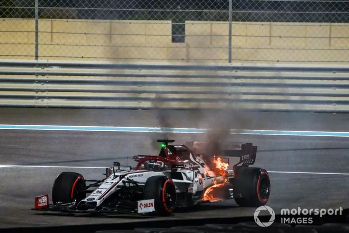 Kimi Raikkonen, Alfa Romeo Racing C39 detenido en la pista con el motor en llamas