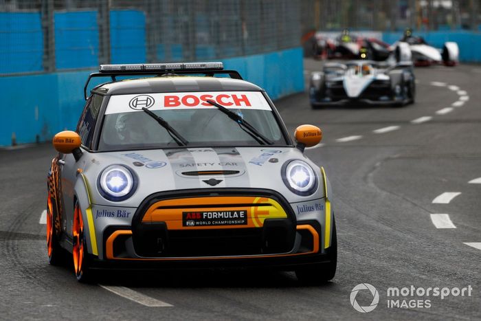 El Safety Car delante de Stoffel Vandoorne, Mercedes Benz EQ, EQ Silver Arrow 02