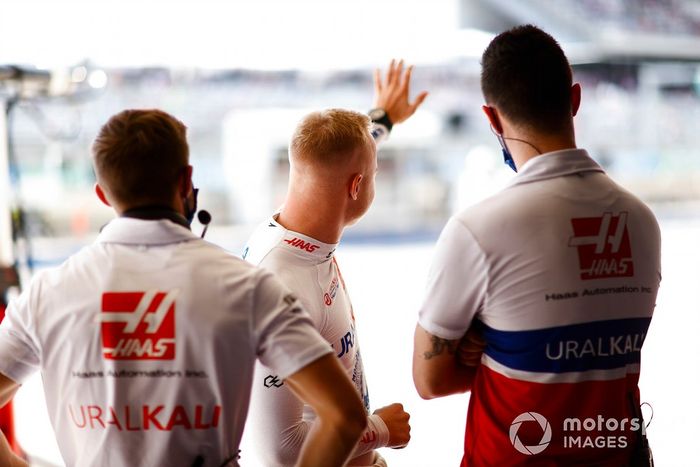 Nikita Mazepin, Haas F1, con los mecánicos en el garaje