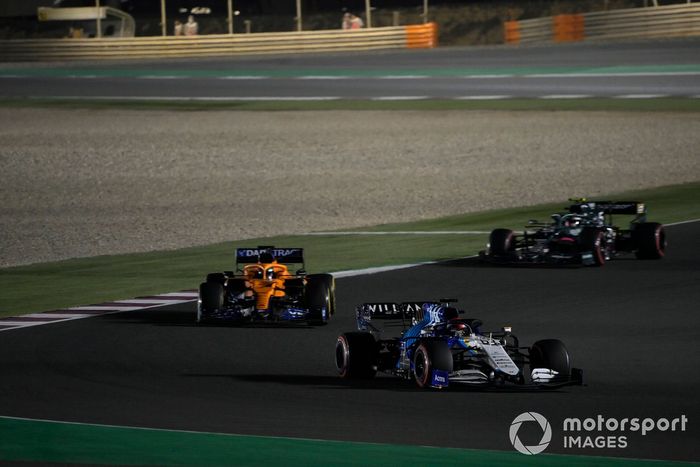 George Russell, Williams FW43B, Daniel Ricciardo, McLaren MCL35M, y Sebastian Vettel, Aston Martin AMR21