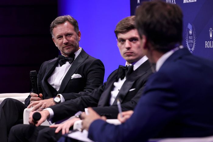 Max Verstappen, ganador del Campeonato Mundial de Pilotos de Fórmula 1 de la FIA, con Christian Horner