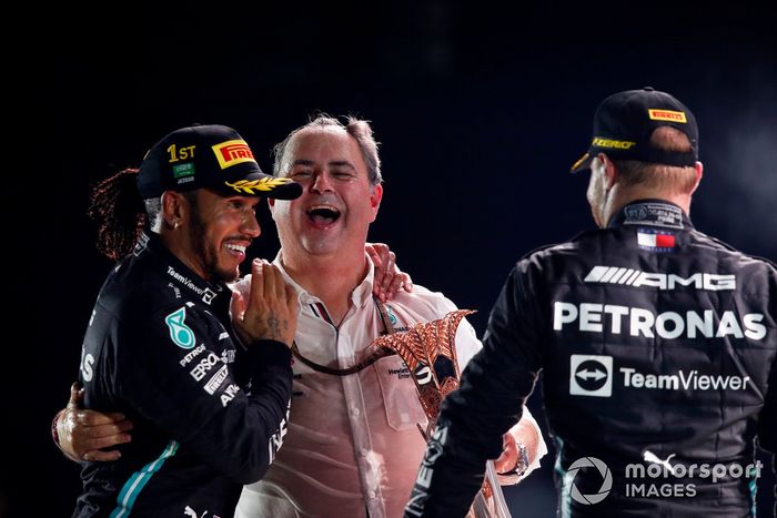 Podio: ganador Lewis Hamilton, Mercedes, Ron Meadows, director deportivo de Mercedes AMG, y tercer lugar Valtteri Bottas, Mercedes