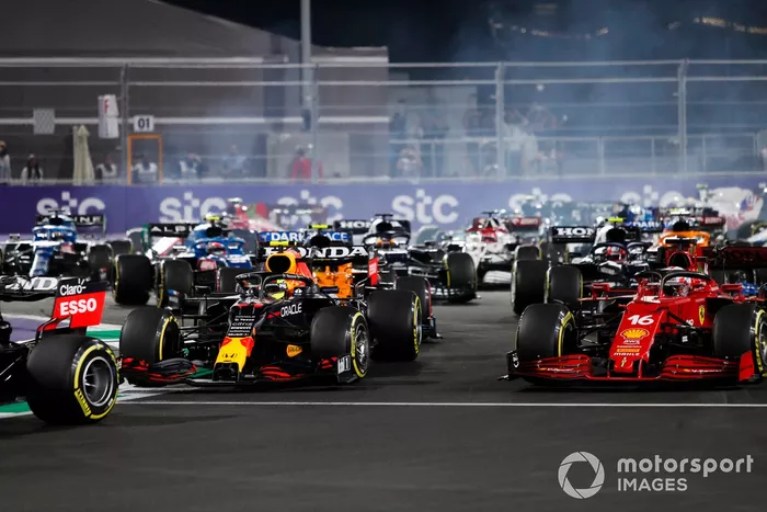 Sergio Pérez, Red Bull Racing RB16B, Charles Leclerc, Ferrari SF21, y Lando Norris, McLaren MCL35M, en la reanudación