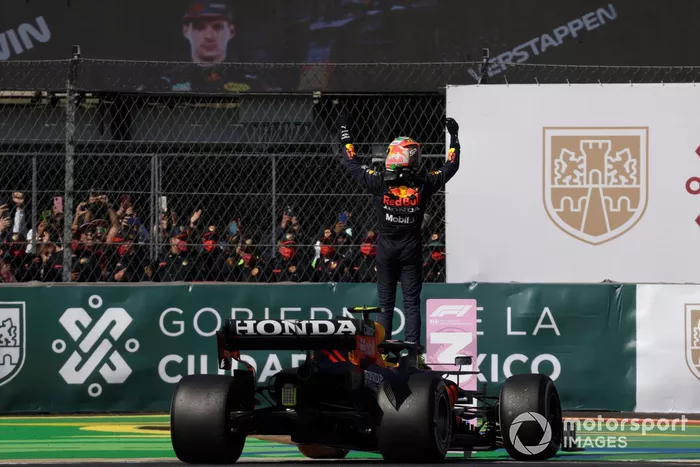 Tercer Lugar Sergio Pérez, Red Bull Racing RB16B, celebra final de la carrera