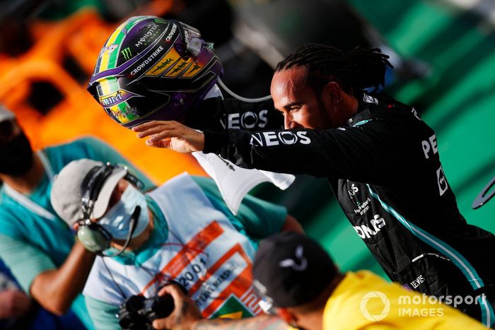 Ganador Lewis Hamilton, Mercedes, celebra en Parc Ferme