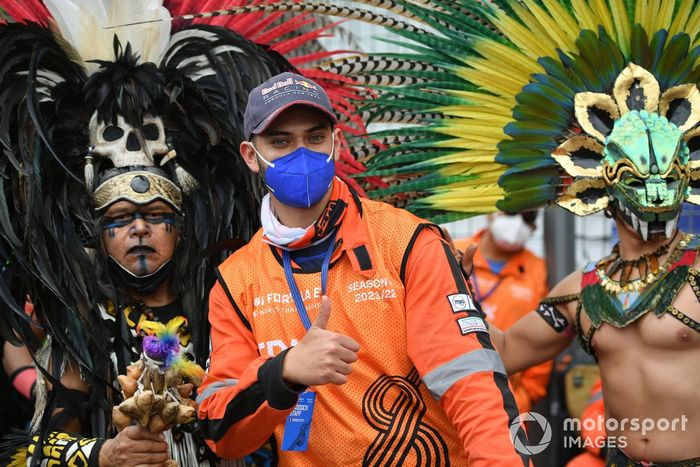 Un oficial de pista con artistas ccon penachos