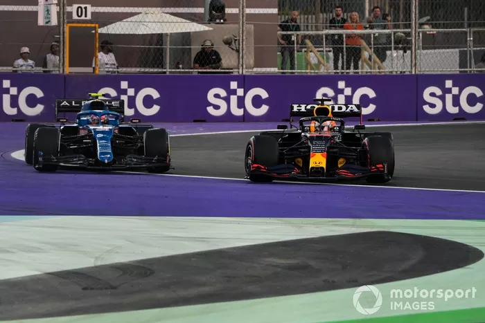 Max Verstappen, Red Bull Racing RB16B, Esteban Ocon, Alpine A521