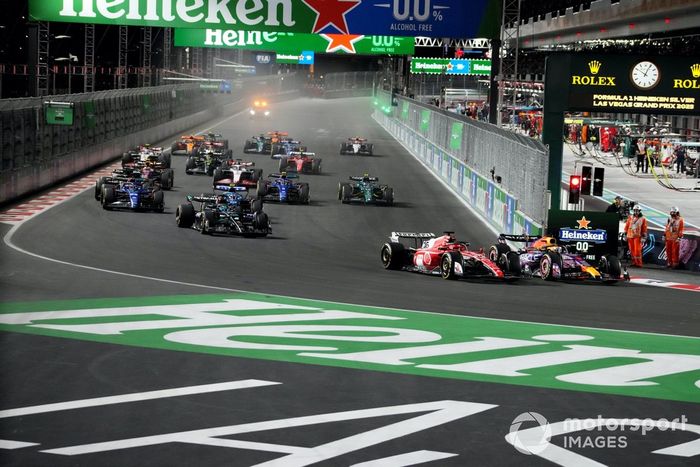 Charles Leclerc, Ferrari SF-23, lucha con Max Verstappen, Red Bull Racing RB19, por delante de George Russell, Mercedes F1 W14, Pierre Gasly, Alpine A523, Alex Albon, Williams FW45, Logan Sargeant, Williams FW45, el resto de la parrilla en la salida.