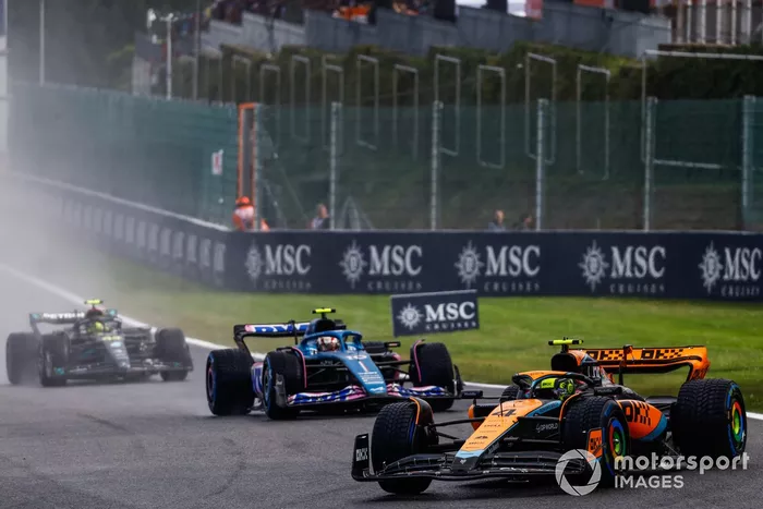 Lando Norris, McLaren MCL60, Pierre Gasly, Alpine A523, Lewis Hamilton, Mercedes F1 W14
