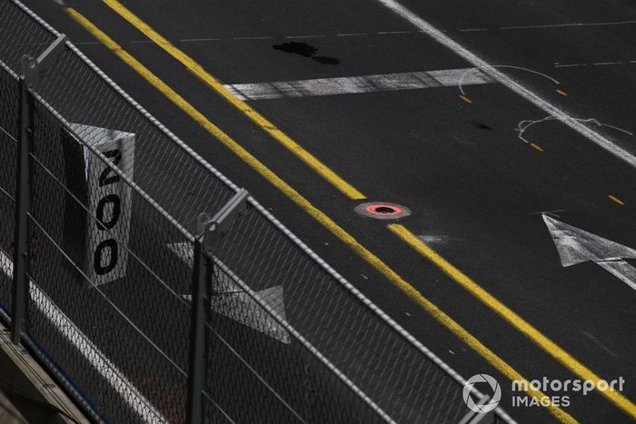 Arqueta en la vía marcada para reparación