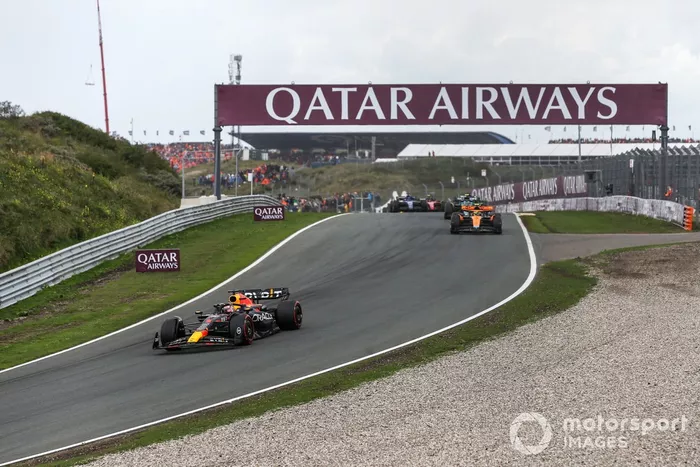 Max Verstappen, Red Bull Racing RB19, Lando Norris, McLaren MCL60, Fernando Alonso, Aston Martin AMR23, el resto de la parrilla en la primera vuelta.