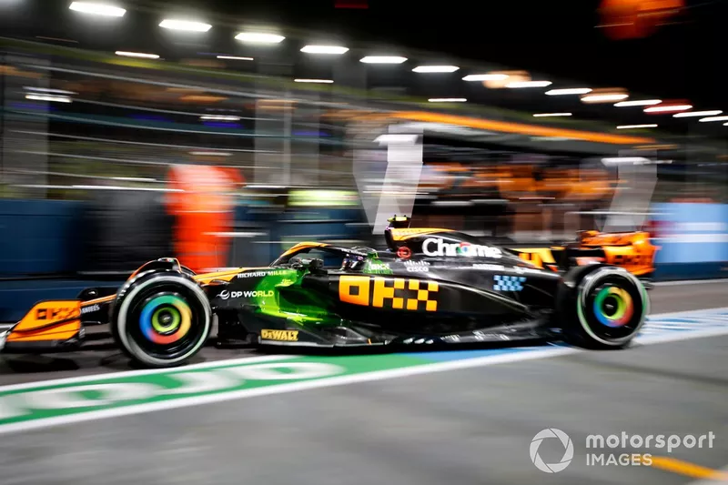 Lando Norris, McLaren MCL60, esce dal garage