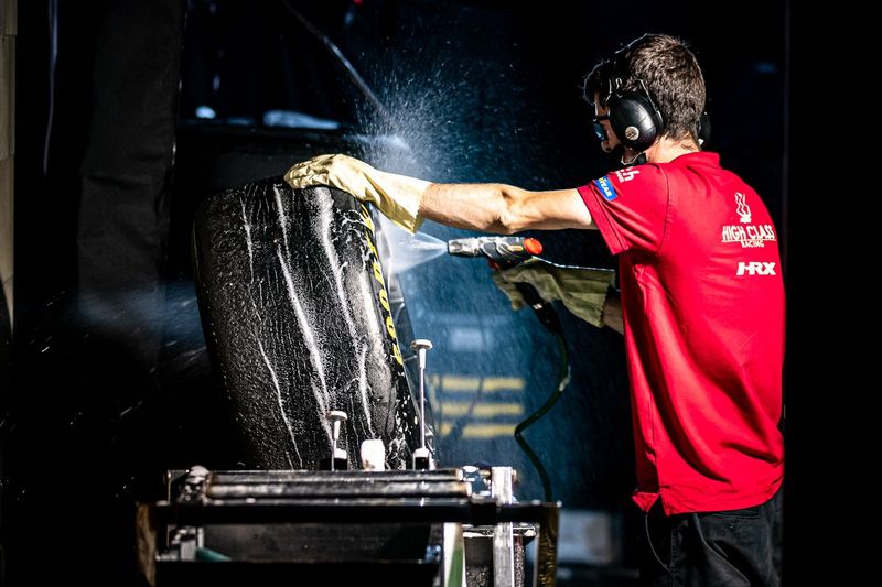 Mecánico de lavando un neumático