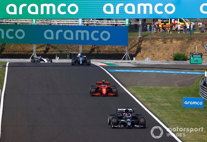 Yuki Tsunoda, AlphaTauri AT02, Carlos Sainz Jr., Ferrari SF21, Fernando Alonso, Alpine A521