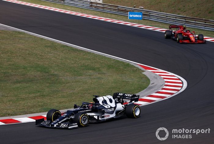 Yuki Tsunoda, AlphaTauri AT02, Carlos Sainz Jr., Ferrari SF21