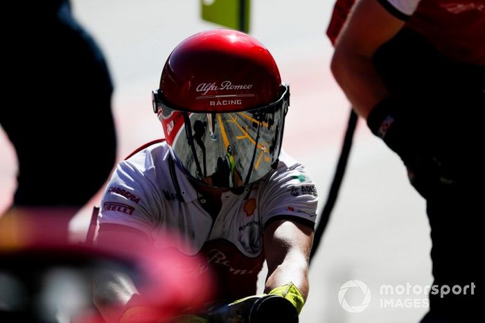 El equipo de boxes de Alfa Romeo Racing trabajando