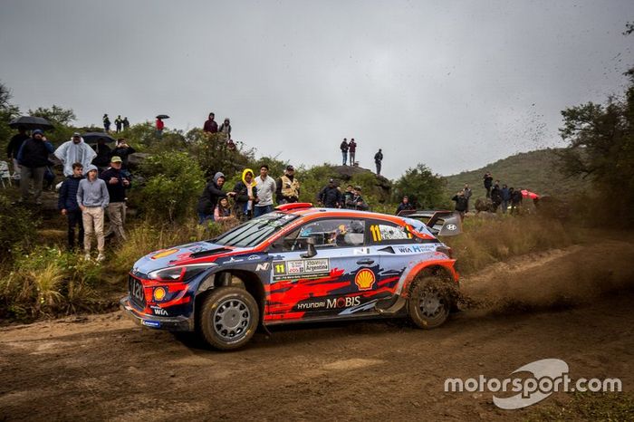 Thierry Neuville, Nicolas Gilsoul, Hyundai Motorsport Hyundai i20 Coupe WRC with Andrea Adamo, Team principal Hyundai Motorsport