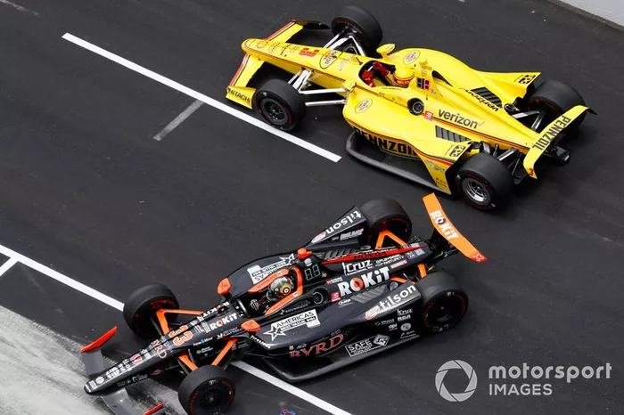 James Davison, Dale Coyne Racing Honda, Helio Castroneves, Team Penske Chevrolet crash in pit lane
