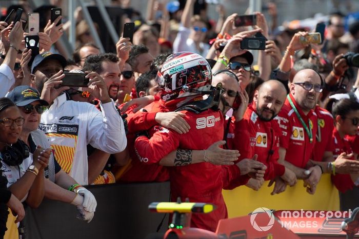 Charles Leclerc, Ferrari, 3° classificato, festeggia nel parco chiuso con il suo team