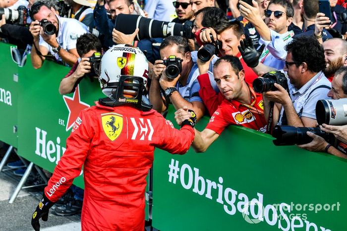 Sebastian Vettel, Ferrari, se felicita con el equipo
