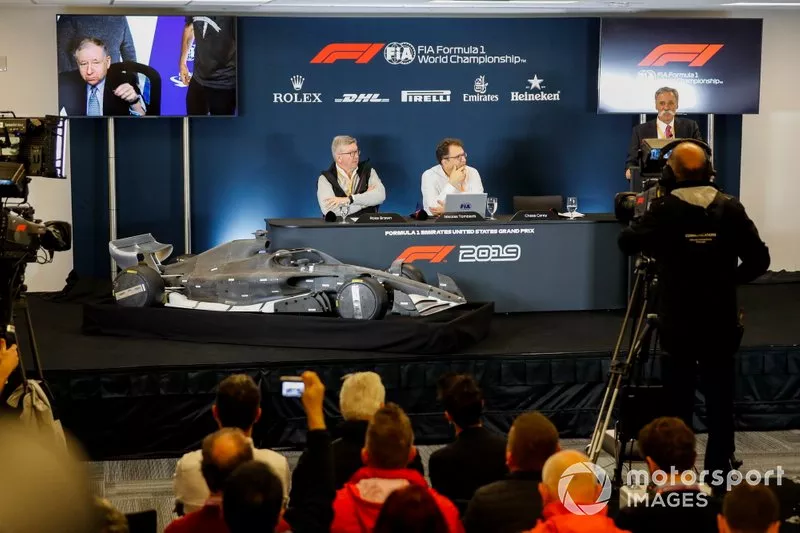 Ross Brawn, manager sportif F1, Chase Carey, président F1, et Nikolas Tombazis dévoilent les règles 2021 lors d'une conférence de presse