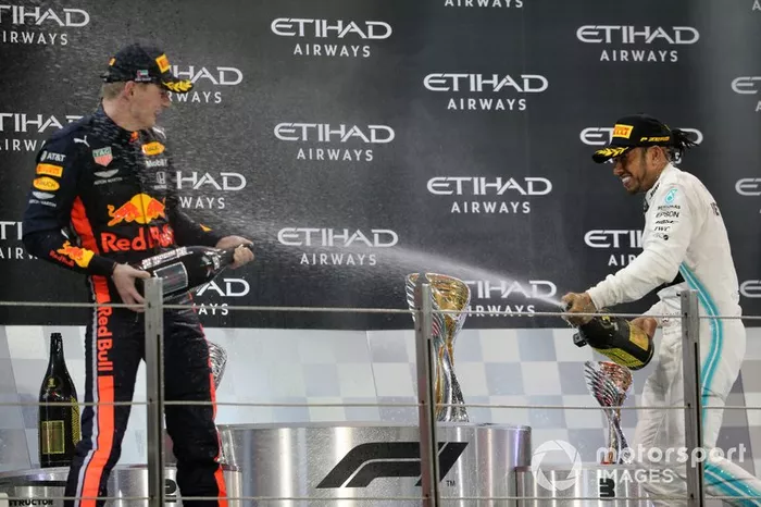 Max Verstappen, Red Bull Racing, secondo classificato, e Lewis Hamilton, Mercedes AMG F1, primo classificato, festeggiano sul podio