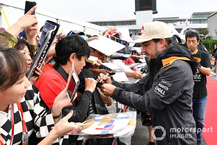 Fernando Alonso, McLaren Firma autógrafos para los aficionados.