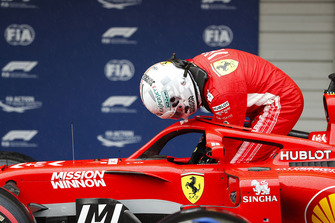 Sebastian Vettel, Ferrari, sort de sa voiture dans le parc fermé