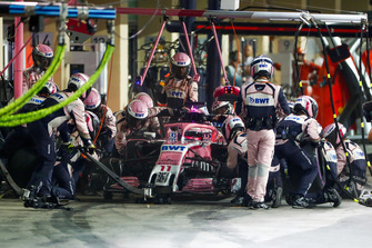 Sergio Perez, Racing Point Force India VJM11, maakt een pitstop