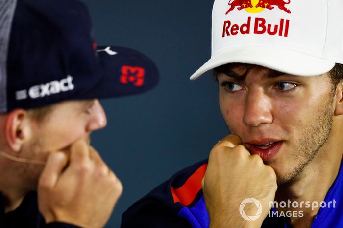 Pierre Gasly, Toro Rosso, y Max Verstappen, Red Bull Racing, en la conferencia de prensa