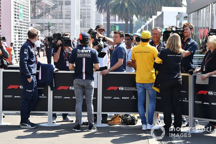 Sergio Pérez, Racing Point Force India y Carlos Sainz Jr., Renault Sport F1 Team  con los medios