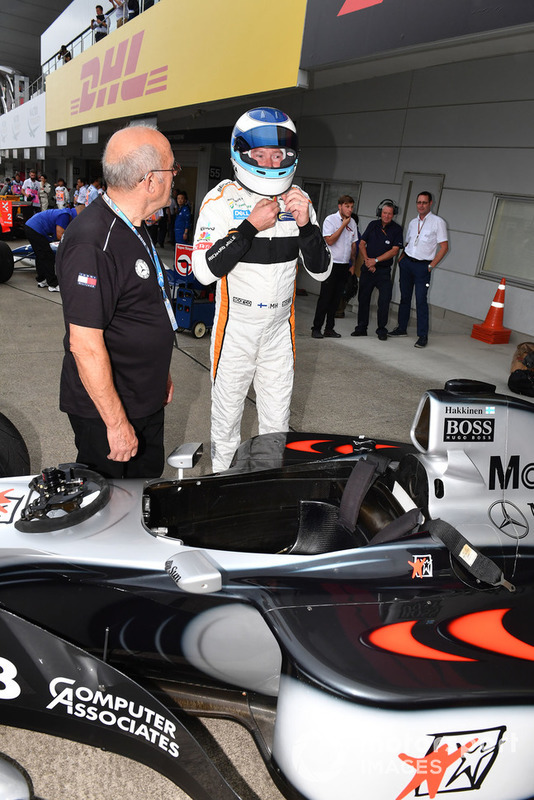Mika Häkkinen pilote la McLaren MP4/13 à Suzuka