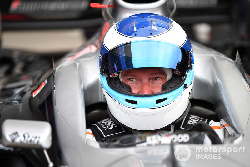 Mika Häkkinen pilote la McLaren MP4/13 à Suzuka