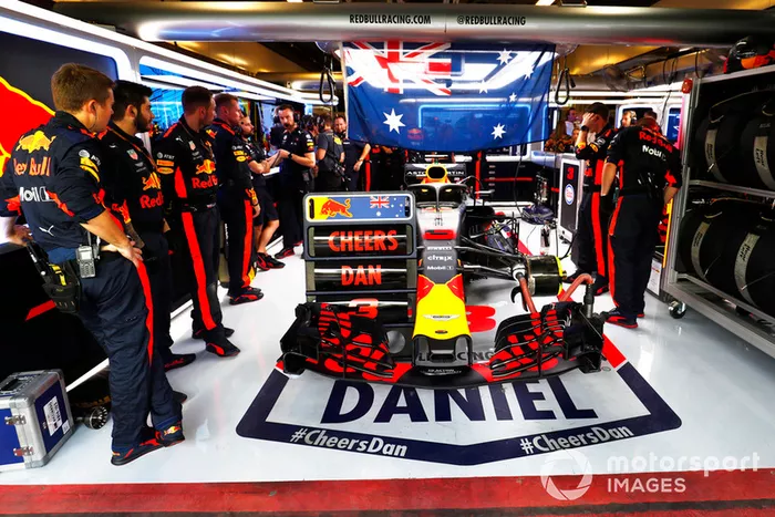El equipo de Red Bull con un mensaje de apoyo para Daniel Ricciardo, Red Bull Racing RB14, en el garaje.
