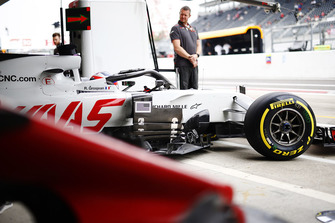 Romain Grosjean, Haas F1 Team VF-18, sort du garage