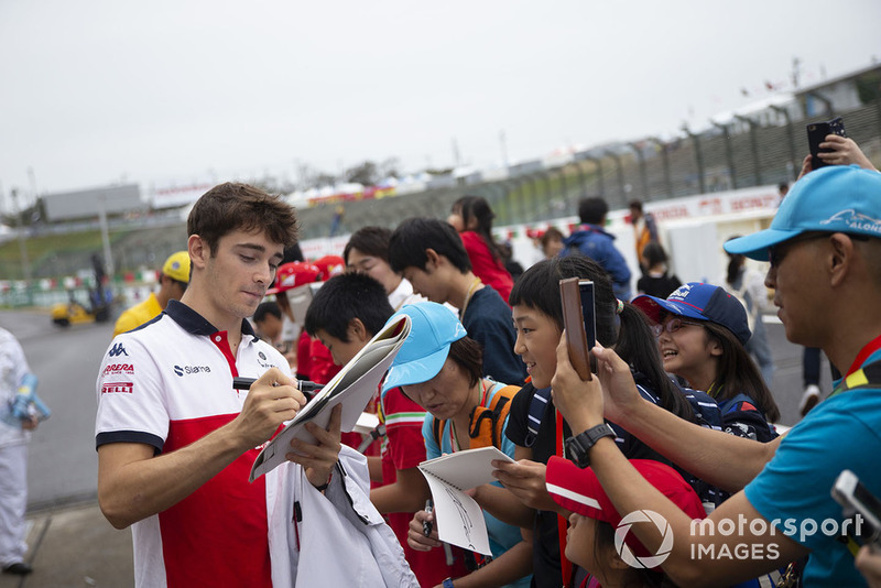Charles Leclerc, Sauber signs autographs for fans