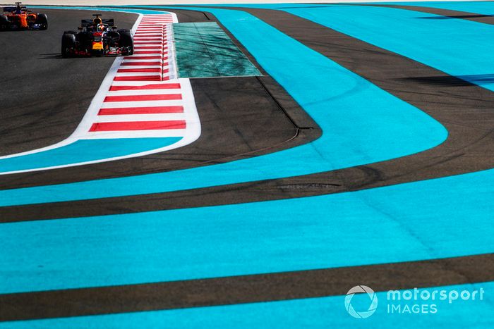 Daniel Ricciardo, Red Bull Racing RB14, Fernando Alonso, McLaren MCL33