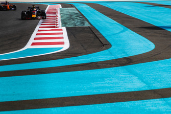 Daniel Ricciardo, Red Bull Racing RB14, voor Fernando Alonso, McLaren MCL33