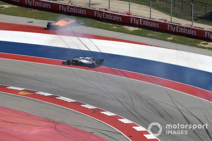 Lance Stroll, Williams FW41 y Fernando Alonso, McLaren MCL33 se enfrentan en la primera vuelta