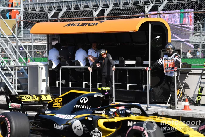 Fernando Alonso, McLaren en pórtico de muro de pits