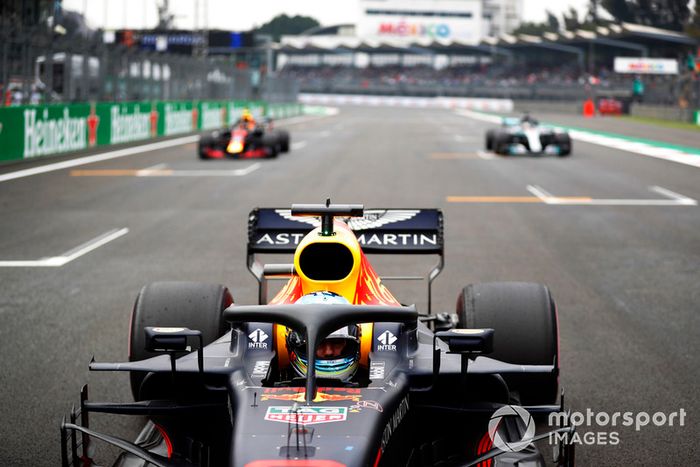 Daniel Ricciardo, Red Bull Racing RB14, celebra después de tomar la Pole Position con Max Verstappen, Red Bull Racing RB14 y Lewis Hamilton, Mercedes AMG F1 W09 EQ Power +