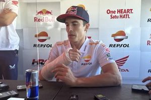 Marc Márquez, Respol Honda con un vendaje en su brazo 