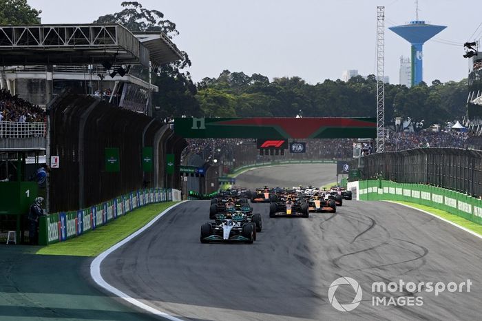 George Russell, Mercedes W13, Lewis Hamilton, Mercedes W13, Max Verstappen, Red Bull Racing RB18, Sergio Pérez, Red Bull Racing RB18, Charles Leclerc, Ferrari F1-75, Lando Norris, McLaren MCL36, el resto en la salida