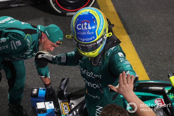 Fernando Alonso, Aston Martin F1 Team, tercero, celebra al llegar al parque cerrado.