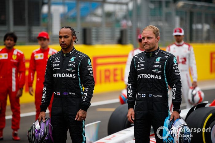 Lewis Hamilton, Mercedes y Valtteri Bottas, Mercedes en el evento de lanzamiento del coche de Fórmula 1 de 2022 en la parrilla de Silverstone