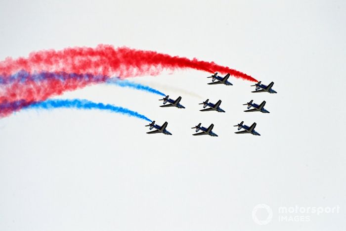 El equipo de exhibición del Armee de l'Air et Espace, La Patrouille de France, pasan por el circuito